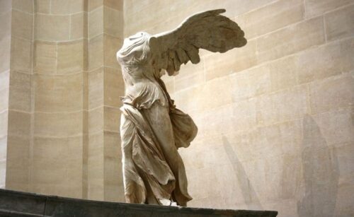 Quel est le nom de cette célèbre statue exposée au Louvre, dont le nom fait référence à une île grecque ? 