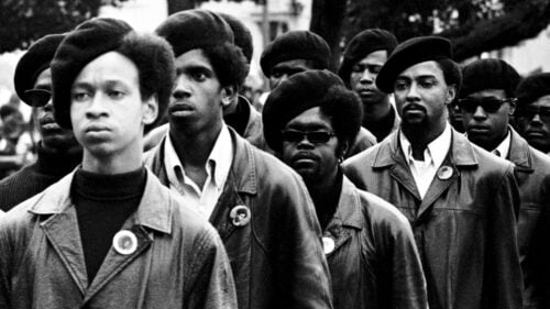 Quel mouvement militant lancé en 1966 visait l'amélioration des conditions des Afro-Américains, mais avec des méthodes d’autodéfenses armées, à l’opposée de la philosophie de Martin Luther King ? 