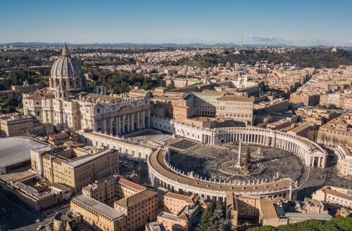 Le Vatican, par sa très petite taille, est l'État le plus densément peuplé au monde. Vrai ou faux ? 