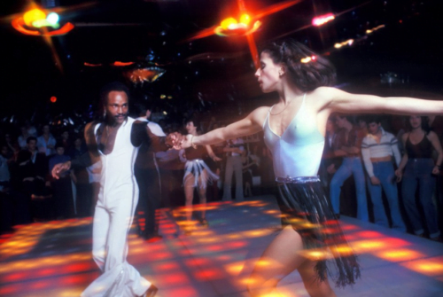 Lors de quelle décennie, la musique Disco devient-elle très populaire en France et dans de nombreux pays ? 