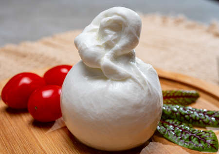 À partir du lait de quel animal est principalement confectionné le fromage italien nommé la burrata ? 