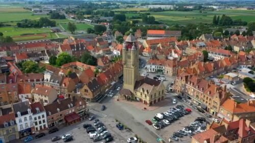 Dans quel département se situe la ville de Bergues, cadre du film “Bienvenue chez les ch’tis” ? 