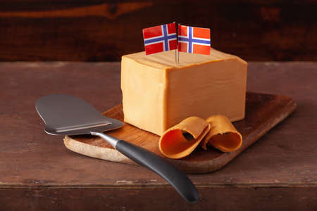 Quel goût prédomine dans le fromage de Norvège appelé brunost ? 