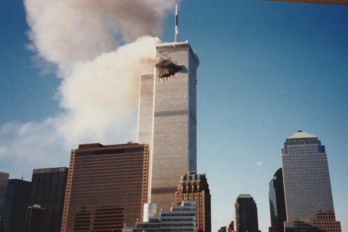 À quelle heure locale, la première tour du World Trade Center a-t-elle été percutée par un avion le 11 septembre 2001 ? 