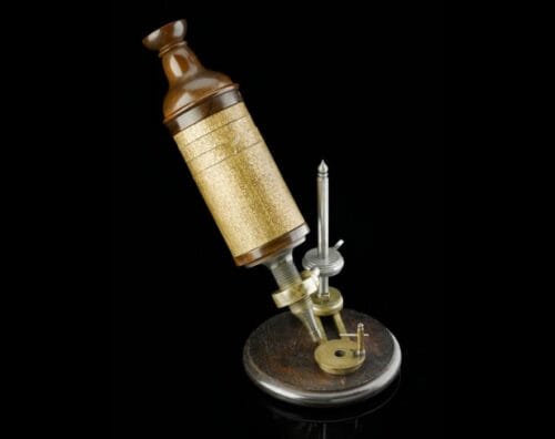 Le microscope a été inventé avant le télescope. Vrai ou faux ? 