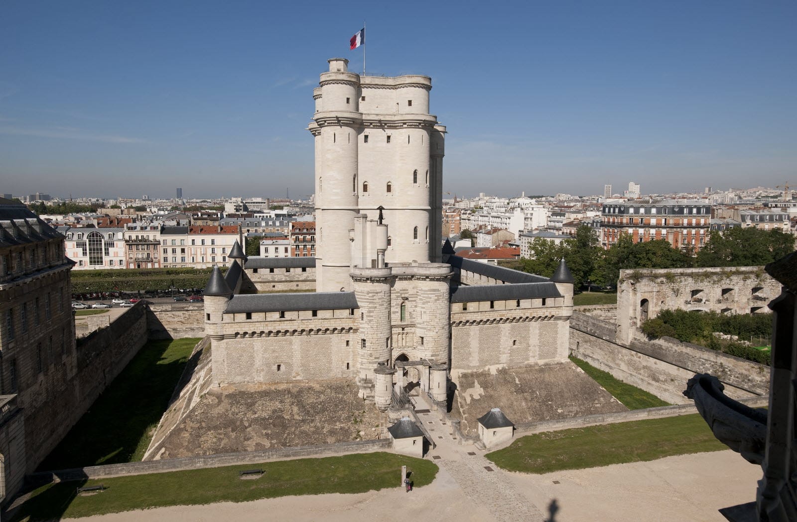 Quel château français possède le plus haut donjon d’Europe avec une hauteur de 52 m ? 