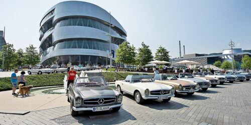 Dans quelle ville allemande peut-on visiter le musée Mercedes-Benz ? 