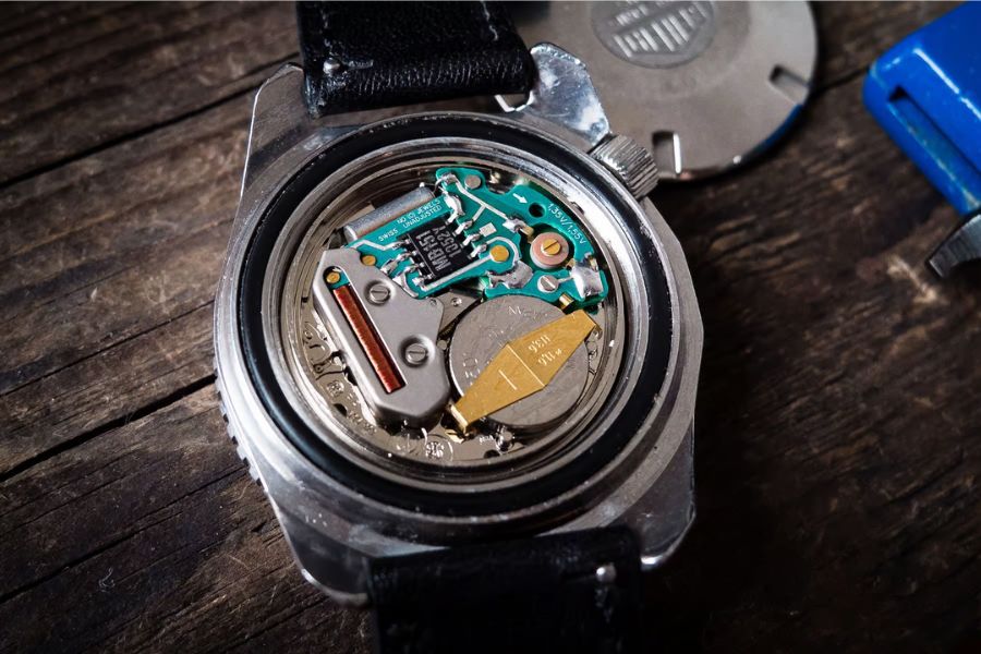 Quelle pierre est couramment utilisée dans le mécanisme des montres aujourd’hui ? 