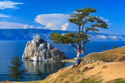 Quel lac de Russie inscrit au Patrimoine mondial naturel de l’UNESCO est reconnu comme le lac le plus profond du monde ? 
