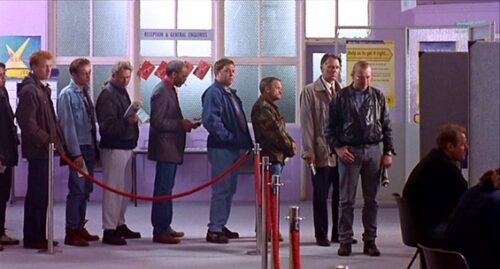 Sur quelle chanson de Donna Summer, les acteurs du film “The Full Monty” répètent-ils leur chorégraphie dans une file d’attente ? 