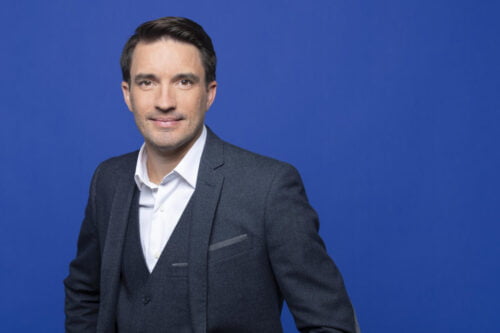 En plus du football, quel sport est la spécialité du journaliste et commentateur Fabien Lévêque ? 