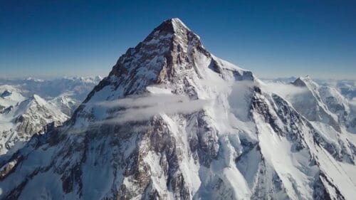 Le K2, le deuxième plus haut sommet du monde, est situé dans l’Himalaya. Vrai ou faux ? K2