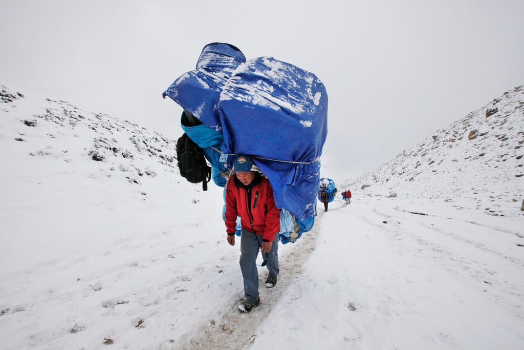 Quel est le nom du groupe ethnique qui est aujourd’hui connu pour être des guides et des porteurs dans l’Himalaya ? 