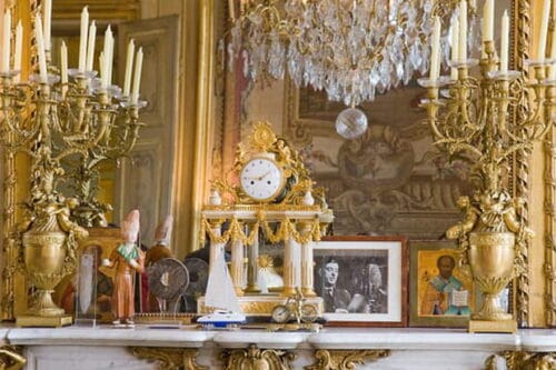 L’Élysée possède son propre maître-horloger pour remonter manuellement les 320 horloges du palais. Vrai ou faux ? 