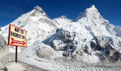 À la frontière de quels États se trouve le mont Everest ? 