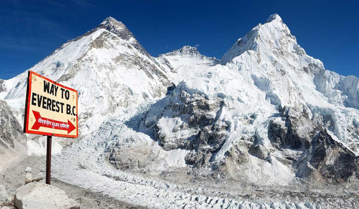 À la frontière de quels États se trouve le mont Everest ? 