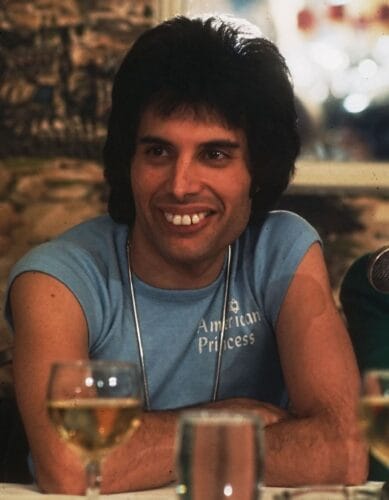 Freddie Mercury est de nationalité anglaise, mais dans quel pays est-il né ? 