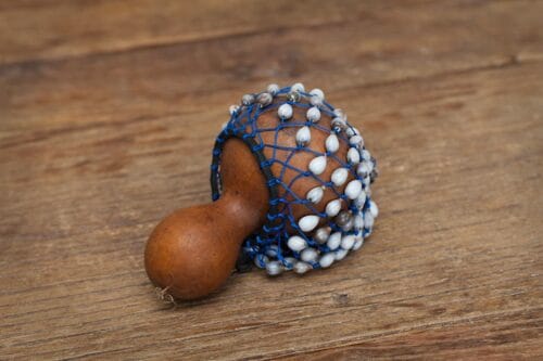 Quel fruit est souvent utilisé pour faire des maracas en Afrique Noire de par sa forme ? 