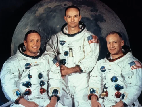 Quel était le nom de la première mission spatiale qui a envoyé des humains sur la Lune ? 