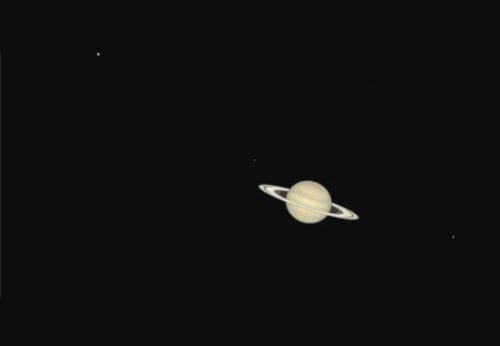 La planète Saturne et ses anneaux sont visibles à l'œil nu depuis la Terre. Vrai ou faux ? 