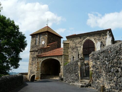 Dans quel village du Puy-de-Dôme classé “Plus beaux villages de France” peut-on voir cette église de style roman ? 