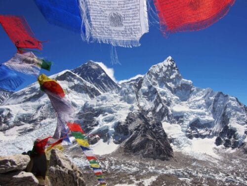 Si vous souhaitez faire votre première ascension de l’Everest, quelle est la durée totale nécessaire pour y arriver en partant de Katmandou au Népal ? 