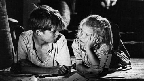 Quelle actrice française a été révélée au grand public à l’âge de 6 ans dans le film de 1952 “Jeux interdits” ? 
