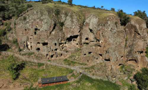 Comment se nomment ces célèbres grottes troglodytiques au sud de Clermont-Ferrand ? 