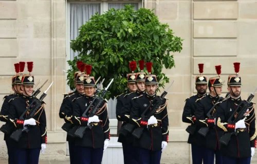 Combien de militaires sont employés à temps plein par le palais de l’Élysée ? 