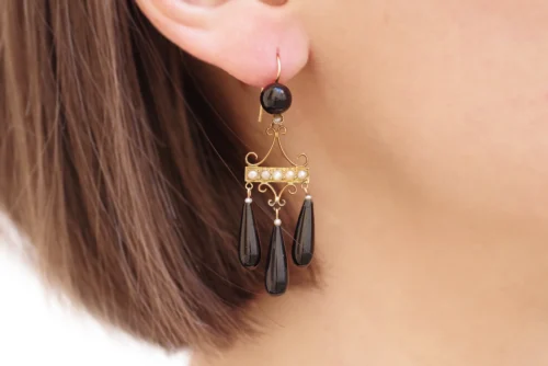 Quel terme permet de catégoriser des boucles d’oreille en forme de chandelier ? 