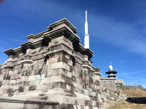 Quel est le nom du temple érigé au sommet du volcan du puy de Dôme ? 