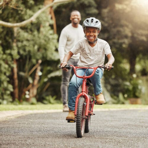 Issa fait le tour du quartier à vélo en 12 minutes. Combien de tours de quartier peut-il faire au maximum en l'espace d'une heure ? 