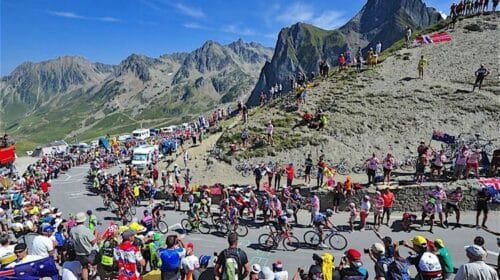 Quel célèbre col des Pyrénées est régulièrement emprunté par le tour de France de cyclisme depuis 1910 ? 