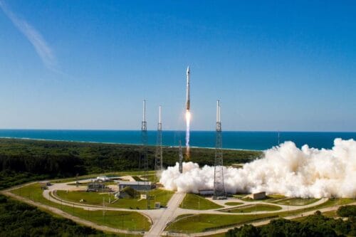 Comment se nomme la base de lancement américaine principale pour les vols non habités de la NASA ? 