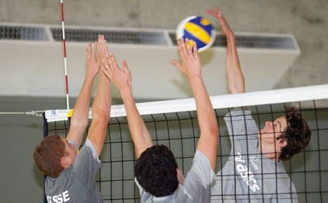 Au volley-ball, le filet est placé à la même hauteur pour les hommes et pour les femmes. Vrai ou faux ? 