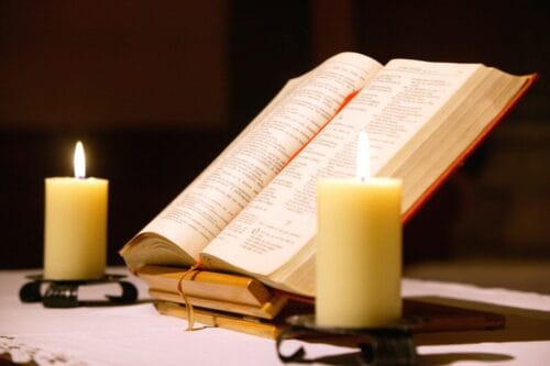 Le mot bible signifie dieu en hébreu. Vrai ou faux ? Bible