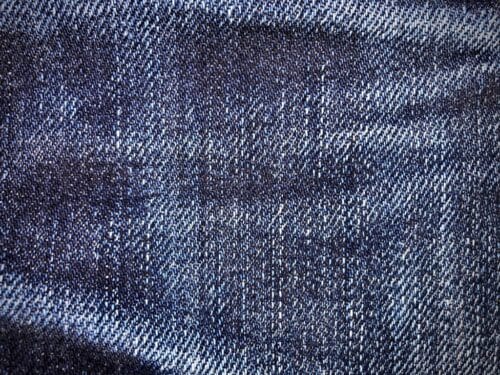 Le tissu utilisé pour faire des jeans, nommé le denim tire son origine de la ville de Nîmes. Vrai ou faux ? 