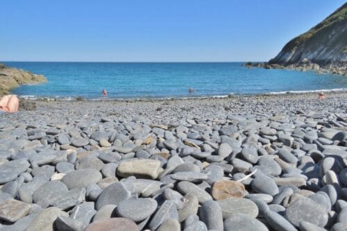 Quelle est la bonne orthographe des cailloux qu'on trouve sur certaines plages ? 