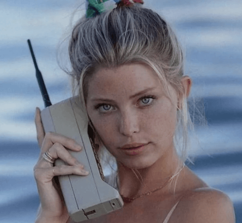 De quelle décennie date la commercialisation du premier téléphone portable ? 