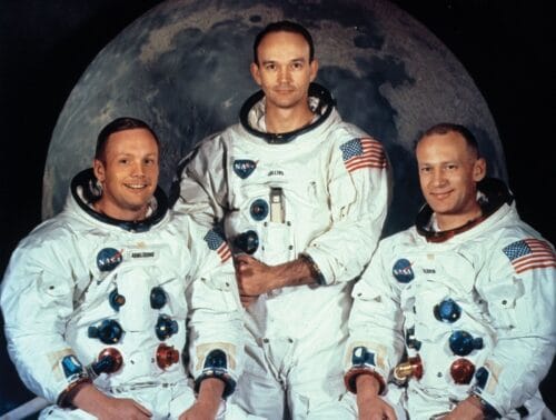 Lors de la mission Apollo 11 qui envoie les premiers Hommes sur la Lune, quel est le nom du troisième astronaute resté dans la navette spatiale ? 