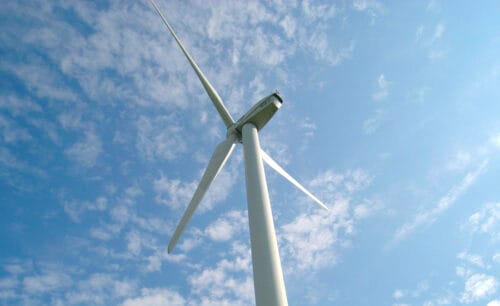 Une éolienne terrestre a une hauteur moyenne équivalente à celle de la tour Eiffel. Vrai ou faux ? 