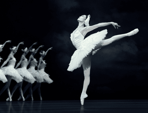 Qui a composé le célèbre thème du ballet «Le Lac des Cygnes» ? 