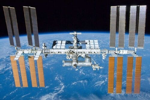 En quelle année la NASA a-t-elle lancé en orbite la station spatiale internationale (ISS) ? 