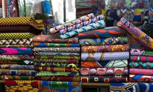 Comment s’appelle ce tissu coloré qui représente des motifs africains ? 