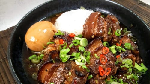 De quel pays la spécialité culinaire du porc au caramel avec des oeufs durs est-elle originaire ? 