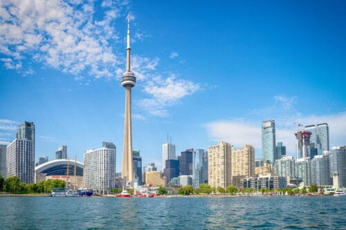 Quelle ville canadienne correspond à cette photo avec la Tour CN ? 