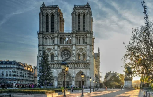 Quel homme d'Église français est à l'origine de la construction de la cathédrale Notre-Dame de Paris ? 