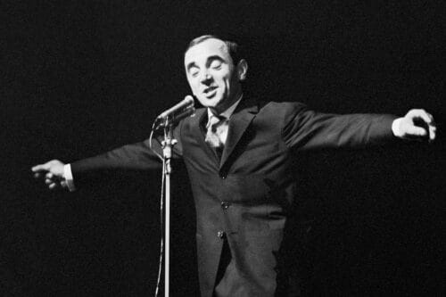 Quel sujet est abordé dans la chanson de Charles Aznavour Comme ils disent ? 