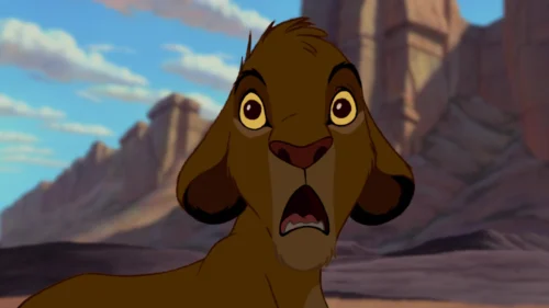 Quels animaux effrayés par les hyènes de Scar foncent à toute allure sur Simba ? 