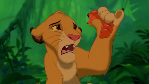 Quelle phrase est prononcée par Simba après avoir mangé sa première larve avec Timon et Pumbaa ? 